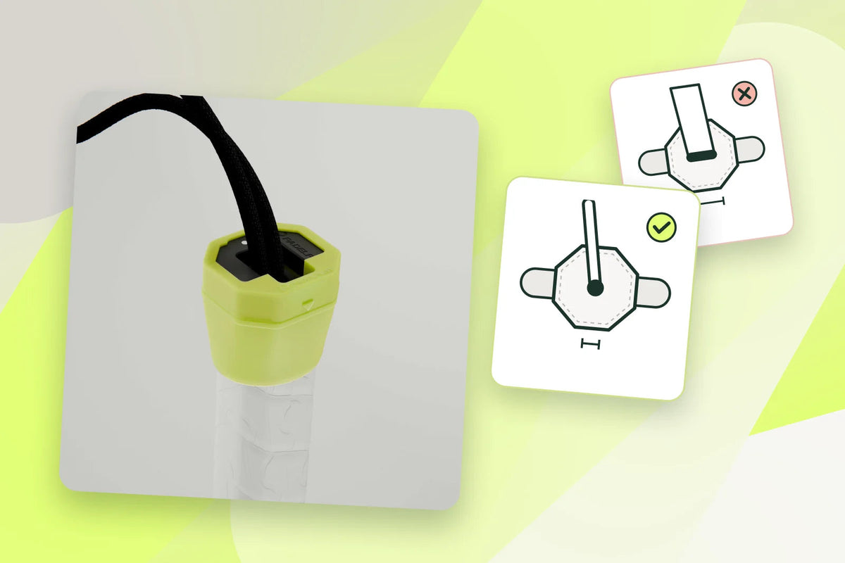 Padelplay sensor in its mount at the racket strap, next to drawings of a strap that fits and one that does not